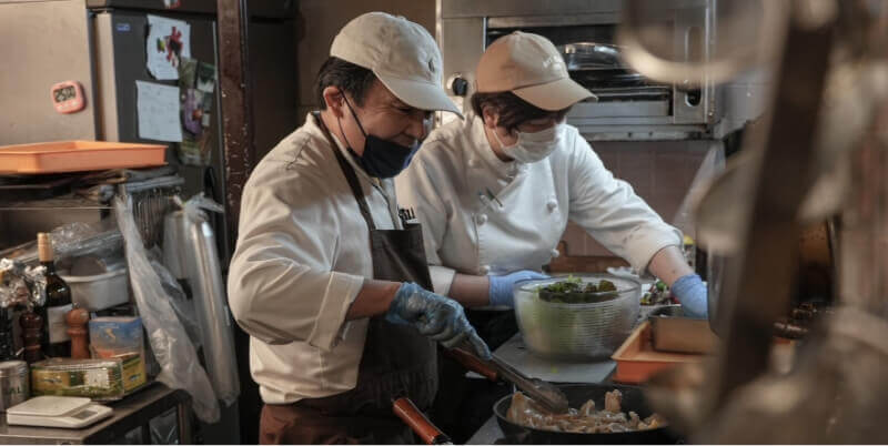 イタリアンスーパー フィノッキオ - Finocchioのシェフがお惣菜を作ってる様子