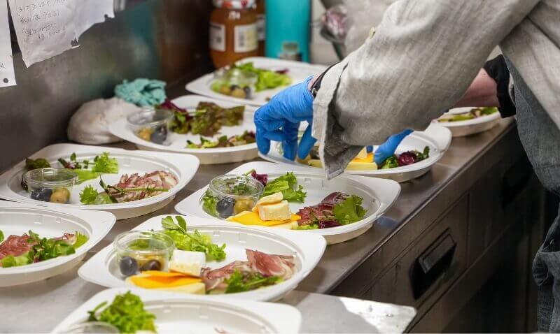 イタリアンスーパー フィノッキオ - Finocchioのお惣菜が2つ載ってる写真